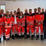 Das Bild zeigt die Absolventen des Lehrgangs mit Lehrgangsleiter Frank Philipp (links), Kreisgeschäftsführer Markus Deyhle (rechts), Leiter Rettungsdienst Uwe Winkler (Zweite von rechts) und ärztlichem Lehrgangsleiter Alexander Zettl (Dritter von rechts).