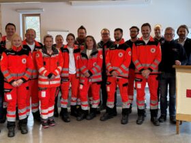 Das Bild zeigt die Absolventen des Lehrgangs mit Lehrgangsleiter Frank Philipp (links), Kreisgeschäftsführer Markus Deyhle (rechts), Leiter Rettungsdienst Uwe Winkler (Zweite von rechts) und ärztlichem Lehrgangsleiter Alexander Zettl (Dritter von rechts).