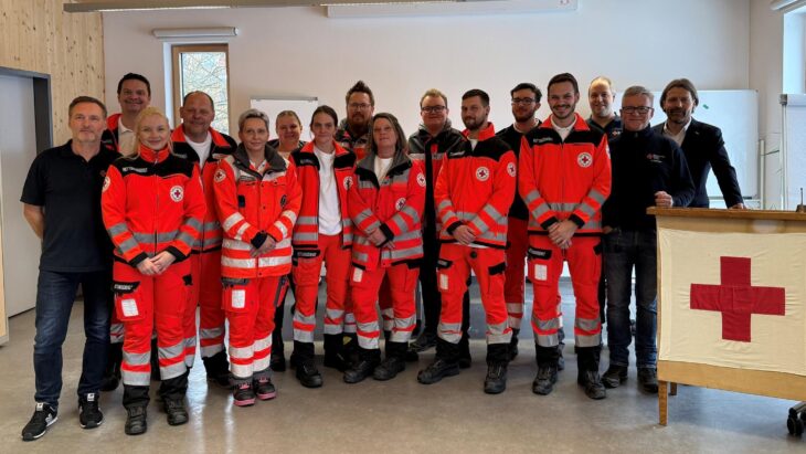Das Bild zeigt die Absolventen des Lehrgangs mit Lehrgangsleiter Frank Philipp (links), Kreisgeschäftsführer Markus Deyhle (rechts), Leiter Rettungsdienst Uwe Winkler (Zweite von rechts) und ärztlichem Lehrgangsleiter Alexander Zettl (Dritter von rechts).