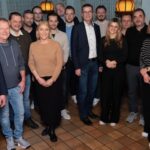 Das Bild zeigt (von links) Markus Gleißenberg, Norbert Blank, zweiten Bürgermeister Bernd Maas, Johannes Engelhard, Elias Fink, Alexandra Zimmermann, Philipp Lämmermann, Peter Weller, Thomas Huscher, Bürgermeister Manfred Schmidt, Philip Heinrich, Sophia Sperber, Klaus Schwarz, Günter Sperber, Isabelle Schlichte und Walter Zimmermann.