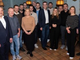 Das Bild zeigt (von links) Markus Gleißenberg, Norbert Blank, zweiten Bürgermeister Bernd Maas, Johannes Engelhard, Elias Fink, Alexandra Zimmermann, Philipp Lämmermann, Peter Weller, Thomas Huscher, Bürgermeister Manfred Schmidt, Philip Heinrich, Sophia Sperber, Klaus Schwarz, Günter Sperber, Isabelle Schlichte und Walter Zimmermann.