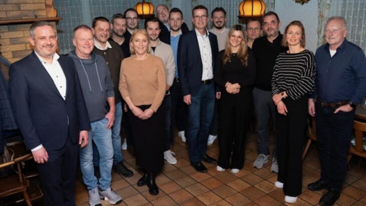 Das Bild zeigt (von links) Markus Gleißenberg, Norbert Blank, zweiten Bürgermeister Bernd Maas, Johannes Engelhard, Elias Fink, Alexandra Zimmermann, Philipp Lämmermann, Peter Weller, Thomas Huscher, Bürgermeister Manfred Schmidt, Philip Heinrich, Sophia Sperber, Klaus Schwarz, Günter Sperber, Isabelle Schlichte und Walter Zimmermann.
