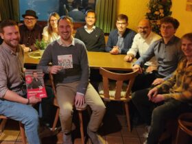 Das Bild zeigt (von links) Stephan Stief, Bürgermeisterkandidat Christian Riedel, Horst Hutzler, Iris Lederer, Landratskandidat David Geitner, Max Nett, Maximilian Wölfel, Lars Fuchs, Fabian Arnold und Nico Gniffke.