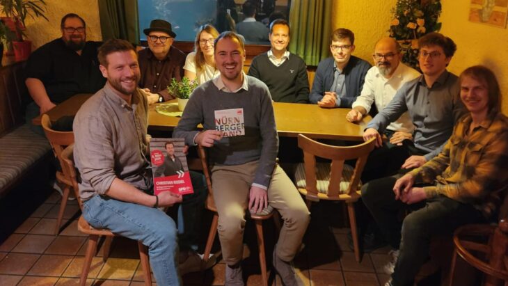 Das Bild zeigt (von links) Stephan Stief, Bürgermeisterkandidat Christian Riedel, Horst Hutzler, Iris Lederer, Landratskandidat David Geitner, Max Nett, Maximilian Wölfel, Lars Fuchs, Fabian Arnold und Nico Gniffke.