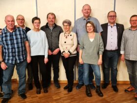 Die Führungsriege des Ortsverschönerungsvereines Hohenstadt mit Bürgermeister Armin Haushahn (Zweiter v. rechts).