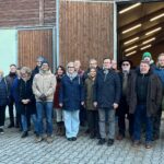 Die Besuchergruppe von Grünen und SPD informiert sich in See über nachhaltige Landwirtschaft, regionale Versorgung und Klimaanpassung.