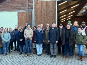 Die Besuchergruppe von Grünen und SPD informiert sich in See über nachhaltige Landwirtschaft, regionale Versorgung und Klimaanpassung.