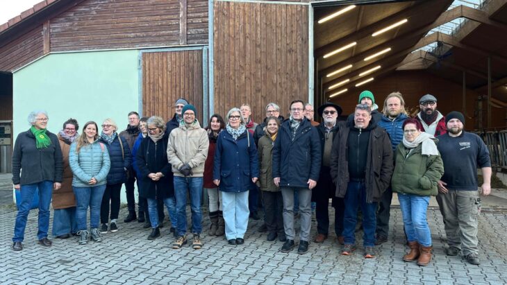Die Besuchergruppe von Grünen und SPD informiert sich in See über nachhaltige Landwirtschaft, regionale Versorgung und Klimaanpassung.
