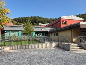 Die Grundschule in Vorra wurde kontinuierlich modernisiert, unter anderem mit einem behindertengerechten Zugang.