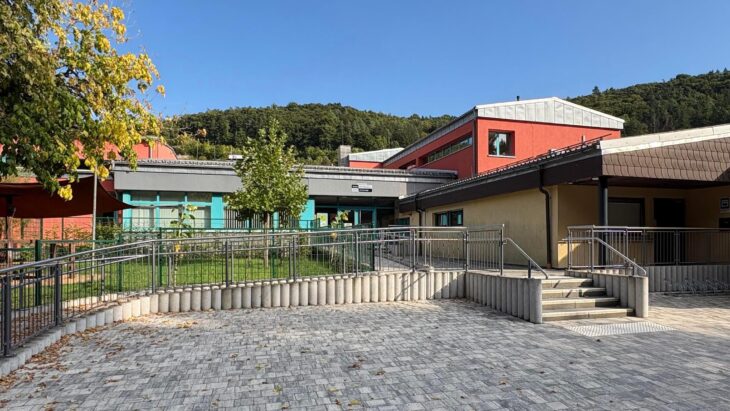 Die Grundschule in Vorra wurde kontinuierlich modernisiert, unter anderem mit einem behindertengerechten Zugang.