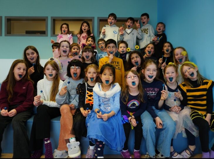 Die Kinder zeigen blaue Zunge: Am 15. Februar verteilte allein die Familie Kipfstuhl 200 Lollies und erhielt viel Unterstützung.