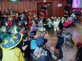 Die Mädchen und Jungs kamen fantasievoll maskiert zum Kinderfasching von HSV und SpVgg.