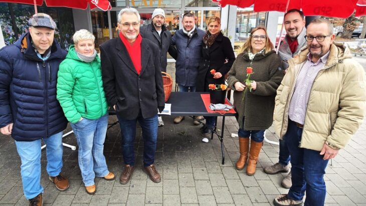 Die anwesenden Kandidaten und Kandidatinnen der SPD Pommelsbrunn zusammen mit David Geitner (Zweiter von links) am beim Infostand am Valentinstag.