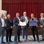 Bei der Auszeichnungsveranstaltung waren unter anderem MdL Felix Locke (ganz links) und Bürgermeister Thomas Lang (4. von links) dabei.