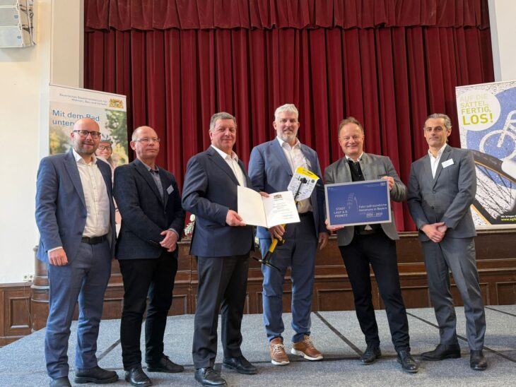 Bei der Auszeichnungsveranstaltung waren unter anderem MdL Felix Locke (ganz links) und Bürgermeister Thomas Lang (4. von links) dabei.