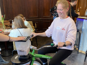 Eine Beschäftigte aus einer Kita auf dem sogenannten Smoothie-Bike.