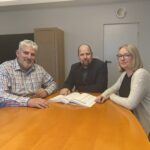 Bürgermeister Thomas Lang mit Kämmerer Björn Krug und Antje Bartel, der Leiterin des Sachgebiets Stadtkämmerei.
