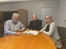 Bürgermeister Thomas Lang mit Kämmerer Björn Krug und Antje Bartel, der Leiterin des Sachgebiets Stadtkämmerei.