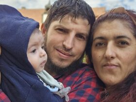 Ein Foto aus glücklichen Tagen: Gabriel Lopes mit seiner Frau Maria de Fatima und dem gemeinsamen Sohn Diego.