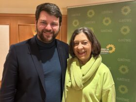Der stellvertretende Fraktionsvorsitzende im Landtag, Johannes Becher, und Erika Vogel, die Bürgermeisterkandidatin der Partei in Lauf.