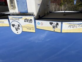 Auf dem Foto sieht man das Gebäude der Waschbär-Wachanlage.
