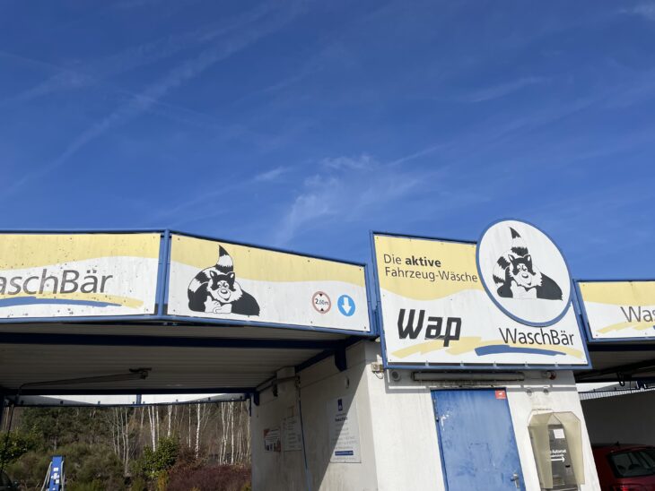 Auf dem Foto sieht man das Gebäude der Waschbär-Wachanlage.