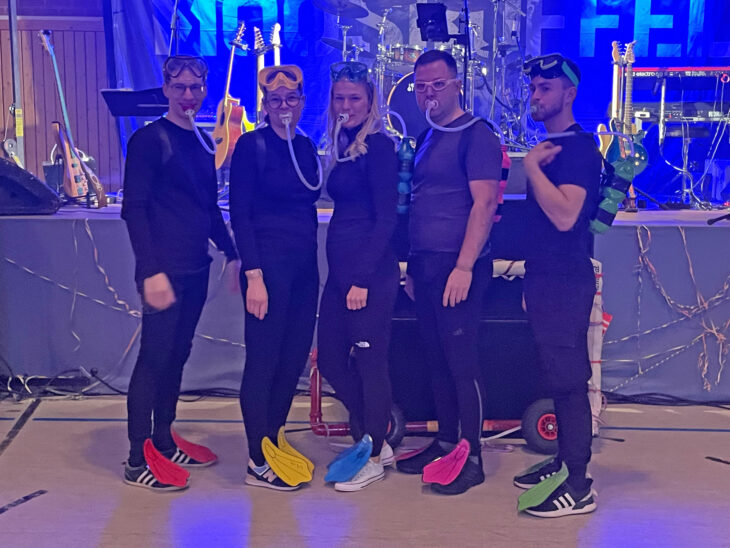 Galeriebild: Die Tauchergruppe setzte mit bunten Flossen und Schnorcheln farbenfrohe Akzente.