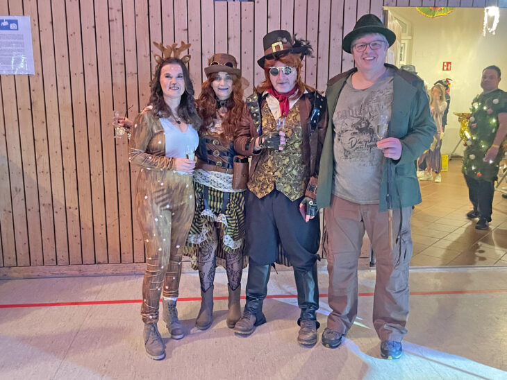 Galeriebild: Steampunk-Figuren treffen auf Jäger und Reh – die Gruppe überzeugte mit liebevollen Details.