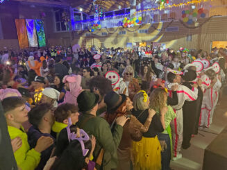 Ausgelassene Stimmung: Eine Polonaise schlängelte sich durch die bis auf den letzten Platz gefüllte Mehrzweckhalle in Ottensoos.