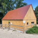 Herzstück des Projekts ist ein barrierefreies Holzhaus mit vollständig ausgestatteter Imkerei, das als Ort des Lernens und der Begegnung dient.
