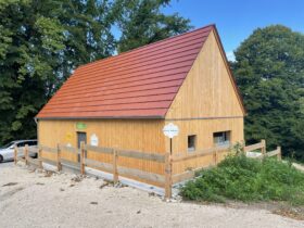Herzstück des Projekts ist ein barrierefreies Holzhaus mit vollständig ausgestatteter Imkerei, das als Ort des Lernens und der Begegnung dient.