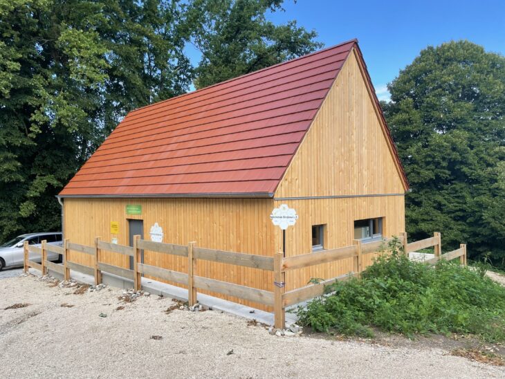 Herzstück des Projekts ist ein barrierefreies Holzhaus mit vollständig ausgestatteter Imkerei, das als Ort des Lernens und der Begegnung dient.