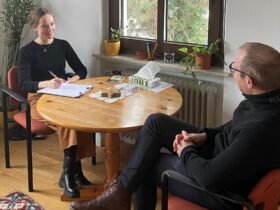 Jasmin Schöneberg, Psychologin in der Suchtberatung Nürnberger Land der Diakonie „NAH“, im Gespräch.