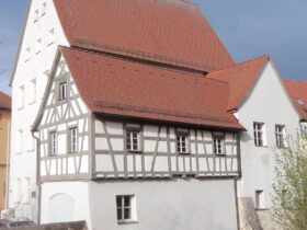 Machtpolitische Interessen sorgten für Herrschaftsarchitektur und auch sonst lässt sich viel an alten Häusern über die Geschichte einer Stadt und Region ablesen.