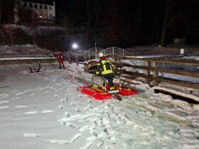 Neu für die Feuerwehrler war das Üben mit speziellen Gerätschaften zur Eisrettung.