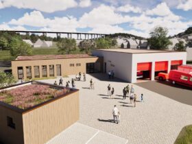 Das neue Feuerwehrhaus in Rieden wird aus drei abgegrenzten Bereichen bestehen: im Osten die Fahrzeughallen, im Norden der Umkleide- und Sanitärbereich sowie im Westen ein Veranstaltungsraum für bis zu 100 Personen.