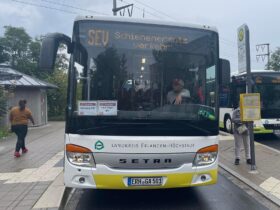 Ersatzbusverkehr zwischen Hartmannshof Lauf links und Nürnberg.