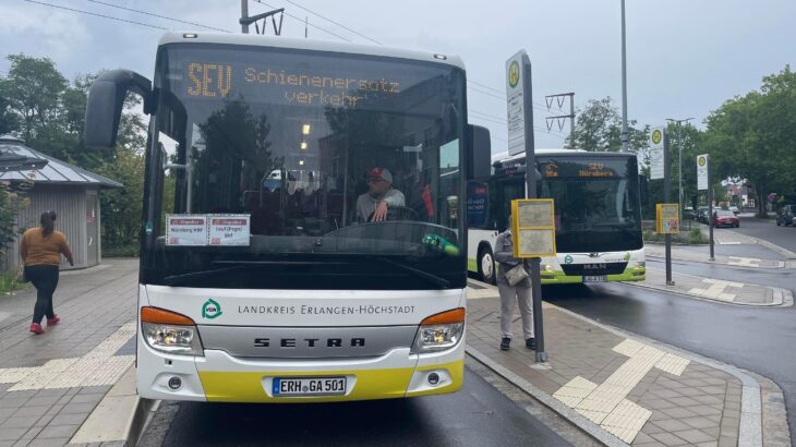 Ersatzbusverkehr zwischen Hartmannshof Lauf links und Nürnberg.