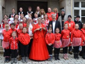 Susanne Bayer, Vorsitzende der FG Närrschbruckia, und Prinzessin Sonja I. gaben Bürgermeister Robert Ilg (Bildmitte von rechts) den Ratshausschlüssel zurück - begleitet von Gardemädchen, Schneggerla und Vorstandsmitgliedern der FGN.