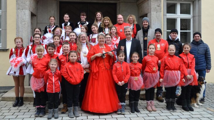 Susanne Bayer, Vorsitzende der FG Närrschbruckia, und Prinzessin Sonja I. gaben Bürgermeister Robert Ilg (Bildmitte von rechts) den Ratshausschlüssel zurück - begleitet von Gardemädchen, Schneggerla und Vorstandsmitgliedern der FGN.