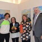 Bürgermeister Thomas Lang (rechts) mit Gerda Karina Hederer (2. von links) und dem Künstlerduo IRIS-A-MAZ (Iris Holstein und Matthias Hederer) bei der Vernissage.