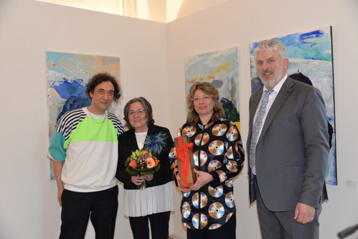 Bürgermeister Thomas Lang (rechts) mit Gerda Karina Hederer (2. von links) und dem Künstlerduo IRIS-A-MAZ (Iris Holstein und Matthias Hederer) bei der Vernissage.