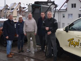 Bürgermeister Robert Ilg (links) und Hewa-Geschäftsführer Harald Kiesl (Zweiter v. rechts) mit Eigentümerin Stefanie Wartha sowie den Fahrern Jörg Junginger und Mario Lehmann von Taxi 4000 an der Schnelladesäule beim rechten Bahnhof.