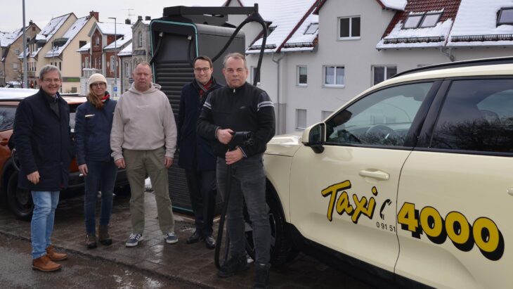 Bürgermeister Robert Ilg (links) und Hewa-Geschäftsführer Harald Kiesl (Zweiter v. rechts) mit Eigentümerin Stefanie Wartha sowie den Fahrern Jörg Junginger und Mario Lehmann von Taxi 4000 an der Schnelladesäule beim rechten Bahnhof.