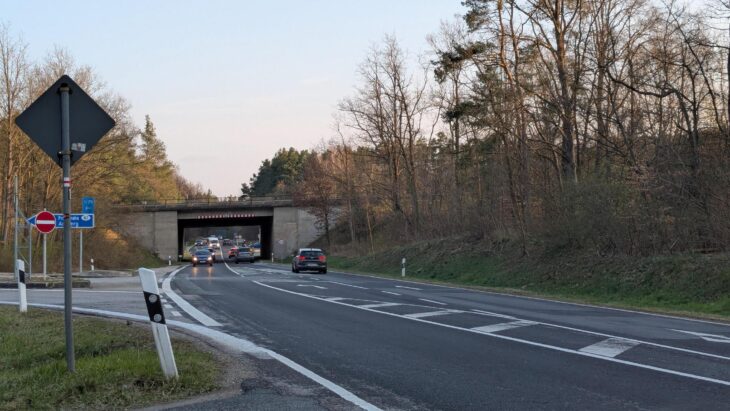 Rund vier Kilometer lang ist die Verbindungsstraße von Winn nach Altdorf, die täglich bis zu 7000 Pkw nutzen. Der Beschluss für ihren Ausbau sowie für den Neubau eines parallel verlaufenden Geh- und Radwegs liegt nun vor.