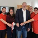 Bürgermeister Thomas Lang und seine Stellvertreterin Nina Bezold (Mitte) nahmen von den Mitgliedern des Elferrats – Susanne Reiß, Daniel Illauer, Christin Müller-Finke, Michaela Herberich und Martin Müller (von links) – den Schlüssel entgegen.