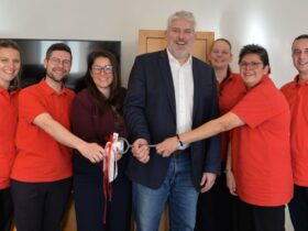 Bürgermeister Thomas Lang und seine Stellvertreterin Nina Bezold (Mitte) nahmen von den Mitgliedern des Elferrats – Susanne Reiß, Daniel Illauer, Christin Müller-Finke, Michaela Herberich und Martin Müller (von links) – den Schlüssel entgegen.