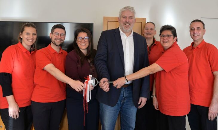 Bürgermeister Thomas Lang und seine Stellvertreterin Nina Bezold (Mitte) nahmen von den Mitgliedern des Elferrats – Susanne Reiß, Daniel Illauer, Christin Müller-Finke, Michaela Herberich und Martin Müller (von links) – den Schlüssel entgegen.