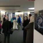 Auch bei der Vernissage stand der Austausch über die Motive und Techniken im Vordergrund.