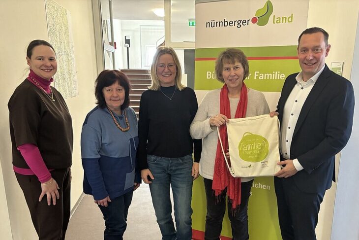 Gleichstellungsbeauftragte Anja Wirkner, Kreisrätin Margit Kiessling, Leiterin des Bündnisses für Familie Annette Zimmermann, Kreisrätin Betty Schmidt und Landrat Armin Kroder.